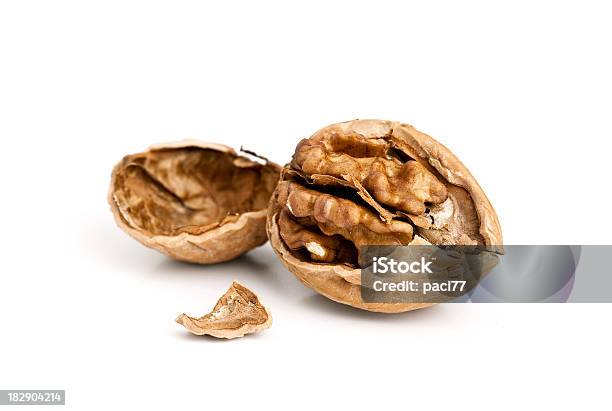 Photo libre de droit de Walnut Craquelé banque d'images et plus d'images libres de droit de Noix - Noix, Craquelé, Fruit à coque