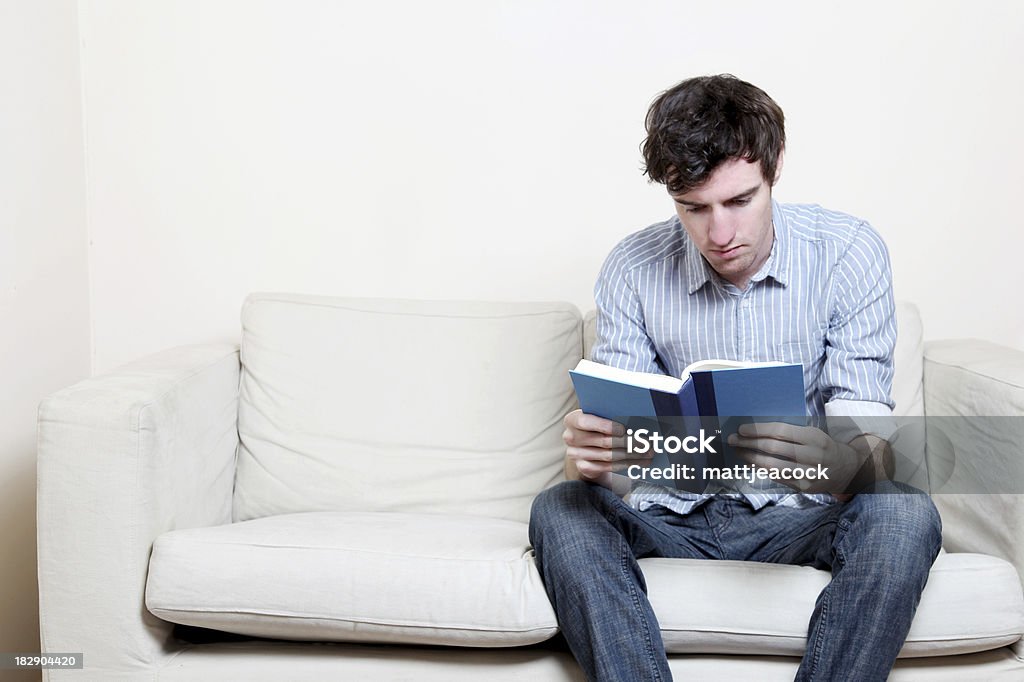 Mężczyzna w niebieską bluzkę czytanie książki - Zbiór zdjęć royalty-free (Czytać)