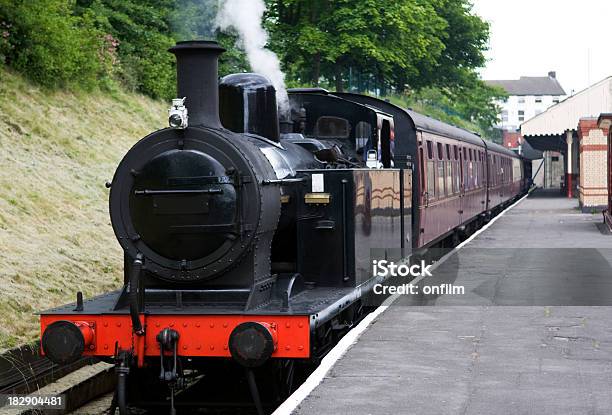 Old Tren De Vapor Foto de stock y más banco de imágenes de Andén de estación de tren - Andén de estación de tren, Tren de vapor, Nostalgia - Emoción