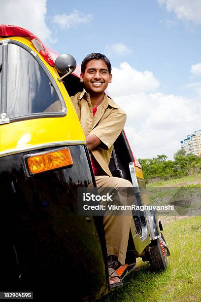 Jovem Alegre Indian Automóvel Motorista De Riquexó - Fotografias de stock e mais imagens de Pessoas - Pessoas, Mumbai, Auto-Riquexó