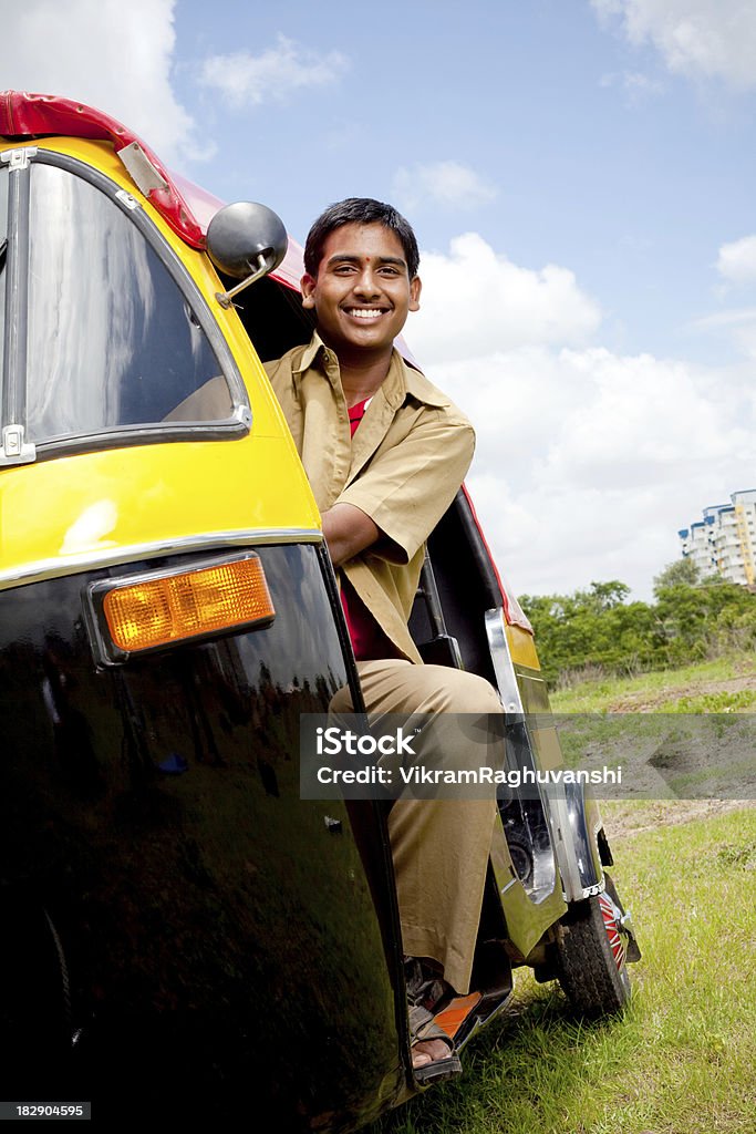 Молодой веселый индийская авто Водитель рикши - Стоковые фото Люди роялти-фри
