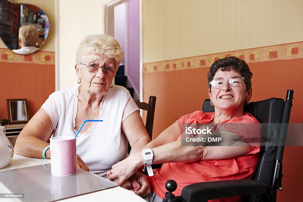 Retrato de mujer con discapacidades, con su madre en su casa - Foto de stock de Adulto libre de derechos