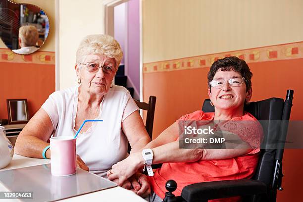 Retrato De Mujer Con Discapacidades Con Su Madre En Su Casa Foto de stock y más banco de imágenes de Adulto