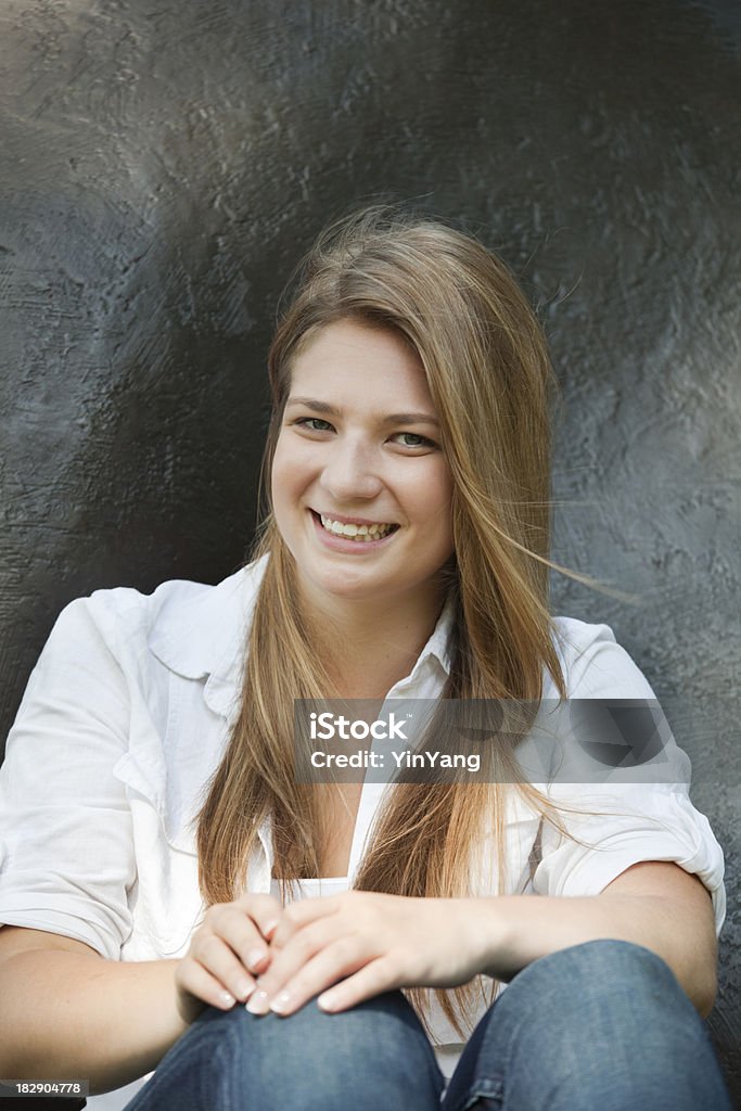 Portrait d'une adolescente en blanc - Photo de 18-19 ans libre de droits