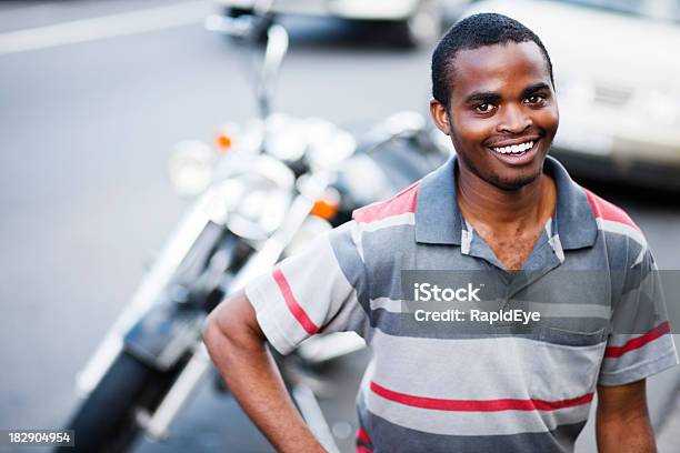 Straßeszene Von Lächelnden Schwarzer Mann Mit Motorrad Im Hintergrund Stockfoto und mehr Bilder von Motorrad