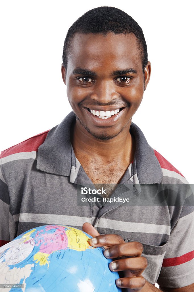 Sonriente Hombre negro los puntos de los Estados Unidos en el mundo - Foto de stock de 20 a 29 años libre de derechos