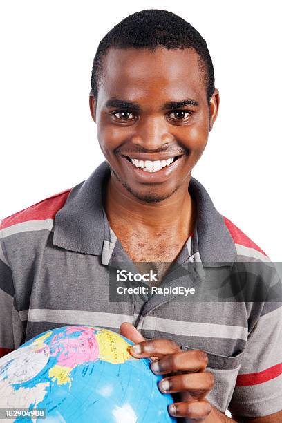 Sonriente Hombre Negro Los Puntos De Los Estados Unidos En El Mundo Foto de stock y más banco de imágenes de 20 a 29 años