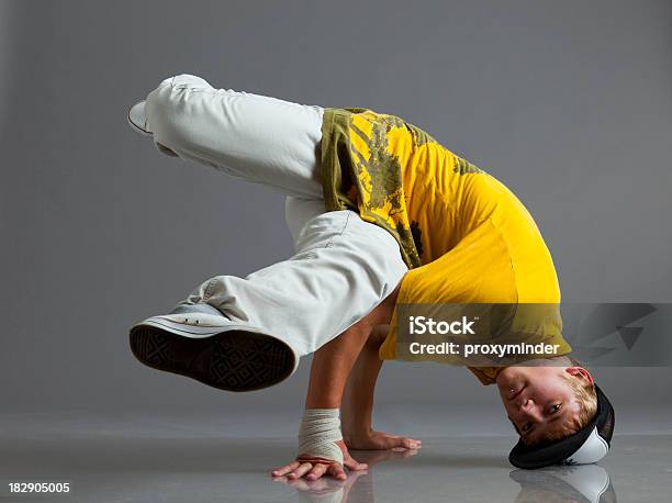 Breakdancer Suporte Sobre Os Braços - Fotografias de stock e mais imagens de 20-29 Anos - 20-29 Anos, Adulto, Apoiar a cabeça