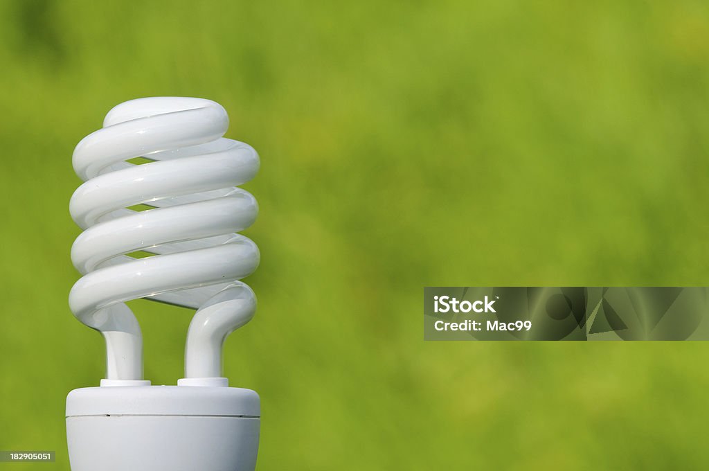 Lampade a risparmio di energia con sfondo verde - Foto stock royalty-free di Ambientazione esterna