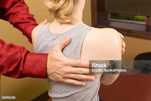 Weiblichen Arzt Und Drehe Die Schultern Stockfoto und mehr Bilder von Osteopathie - Osteopathie, Alternative Behandlungsmethode, Alternative Medizin