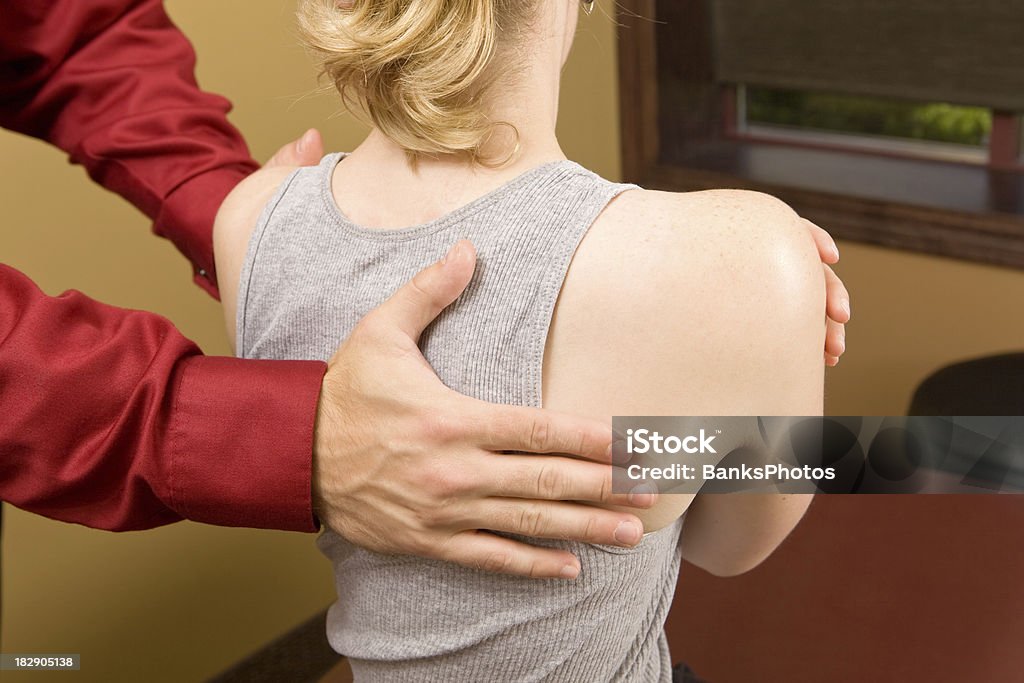 Врач развернув плечи женщин "s - Стоковые фото Остеопат роялти-фри