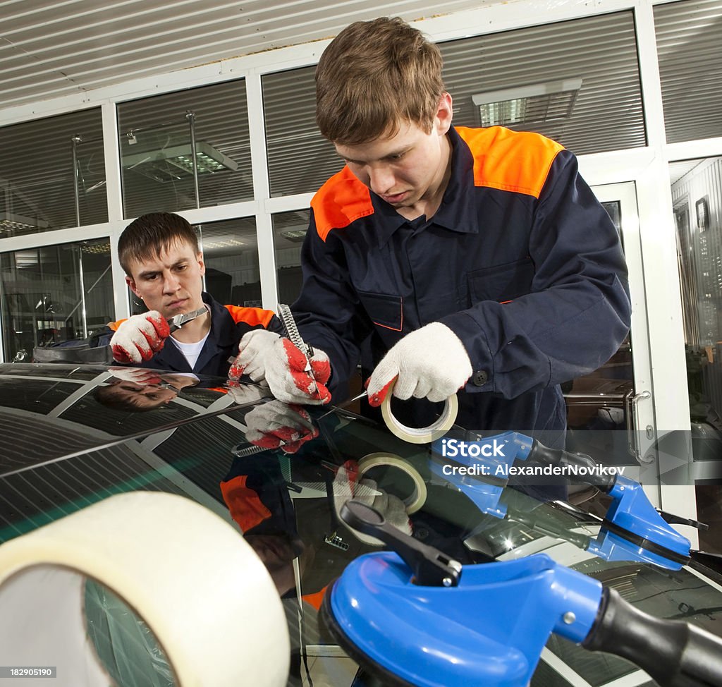 Dois mecânicos Real trabalhando em oficina de automóvel - Foto de stock de Consertar royalty-free