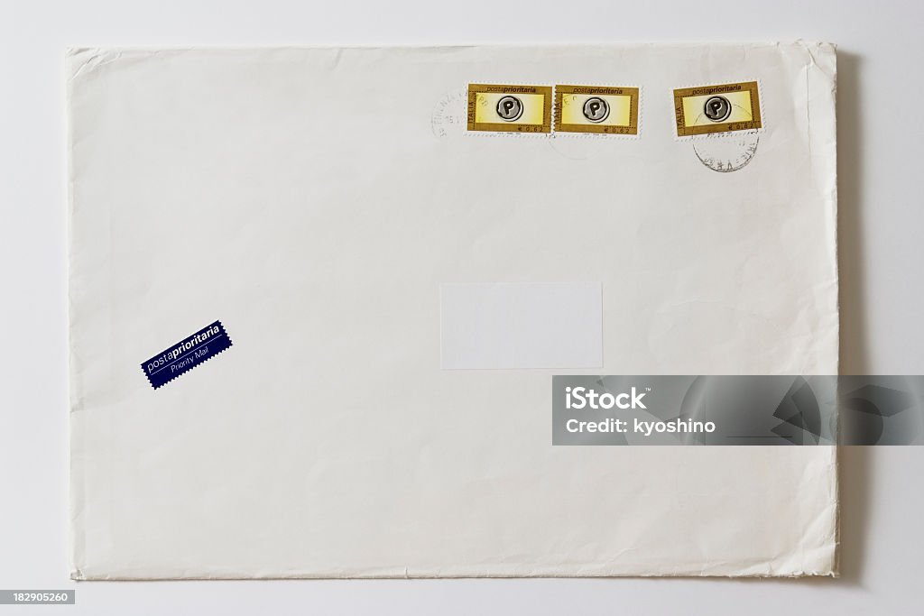 絶縁ショットの郵便切手に封筒に白背景 - アルファベットのロイヤリティフリーストックフォト