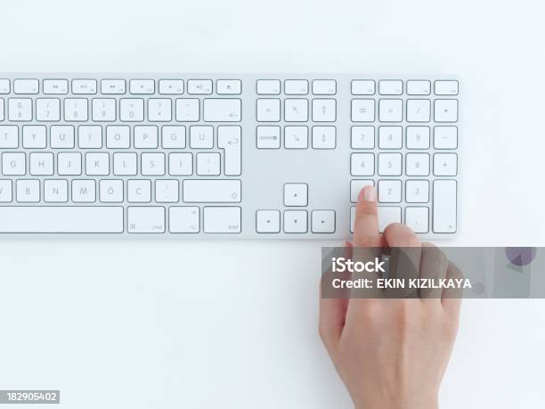 Manos De Mujer Escribiendo En Un Teclado De Ordenador Blanco Foto de stock y más banco de imágenes de Teclado de ordenador