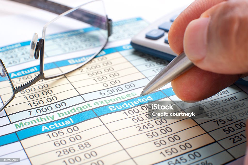 Miesięczne budżet listy z kalkulatora i okulary - Zbiór zdjęć royalty-free (Analizować)