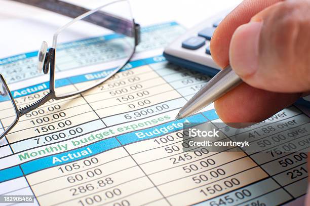 Miesięczne Budżet Listy Z Kalkulatora I Okulary - zdjęcia stockowe i więcej obrazów Analizować - Analizować, Biznes, Bliskie zbliżenie