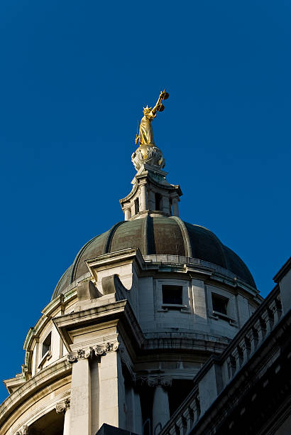 senhora justiça, à old bailey, londres - statue of justice symbol justice law imagens e fotografias de stock