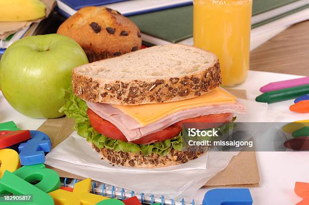 Foto de Escola Almoço Na Mesa De Uma Sala De Aula e mais fotos de stock de Alimentação Saudável - Alimentação Saudável, Almoço, Banana