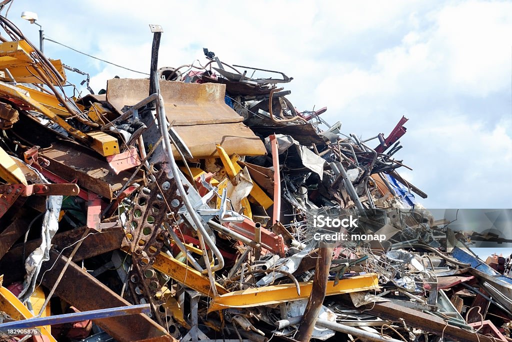 Chatarra en un centro de reciclaje - Foto de stock de Acero libre de derechos