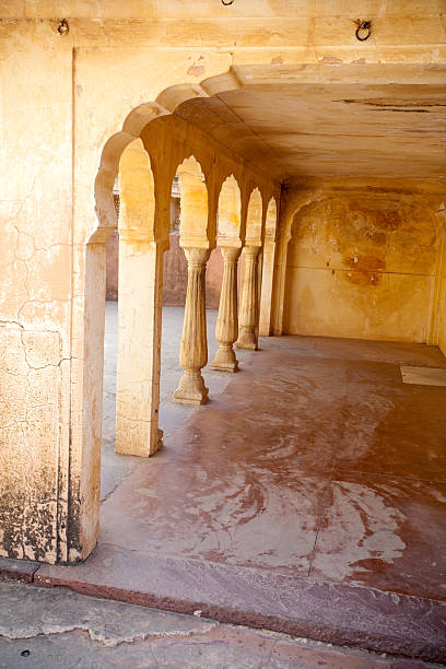внутренний вид янтарный форт в джайпур, раджастхан дворец - jaipur amber fort column amber palace стоковые фото и изображения