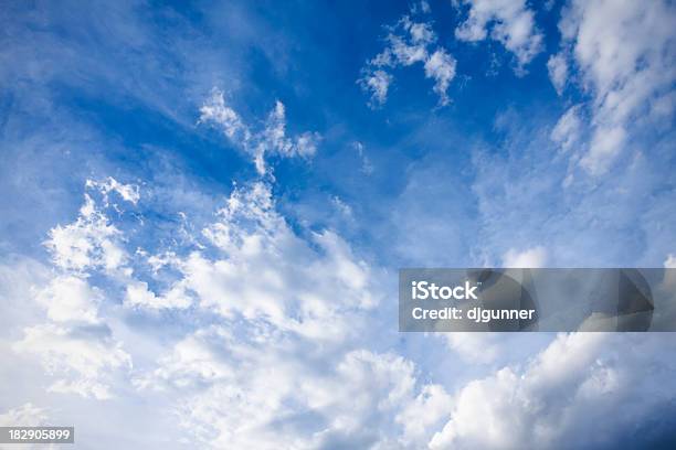 Cielo Azul Con Nubes Foto de stock y más banco de imágenes de Abierto - Abierto, Aire libre, Azul