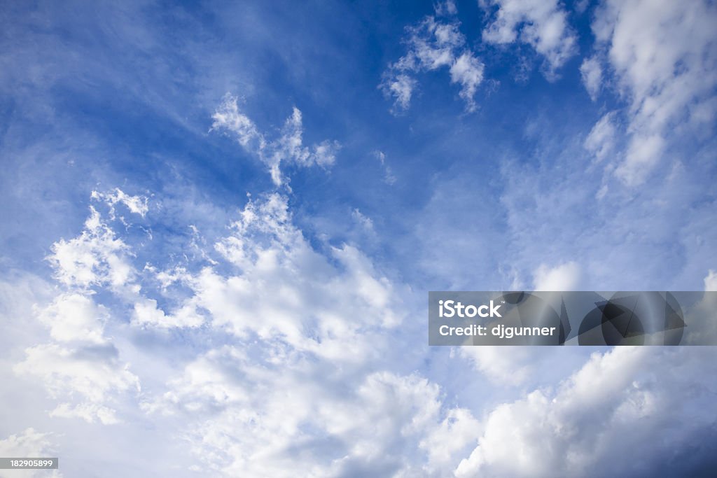 Céu azul com nuvens - Foto de stock de Aberto royalty-free