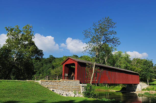 istock Red historic bridge at Cataract Falls State Park 182905902