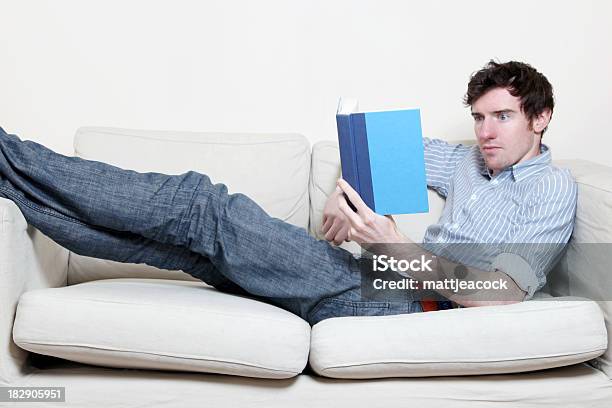 Tranquila Leyendo Un Libro Foto de stock y más banco de imágenes de Abierto - Abierto, Adulto, Adulto joven