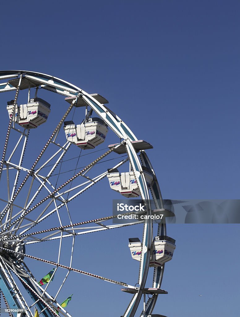 Roda-gigante e céu azul. Vertical. Espaço para texto. - Foto de stock de Atração de Parque de Diversão royalty-free