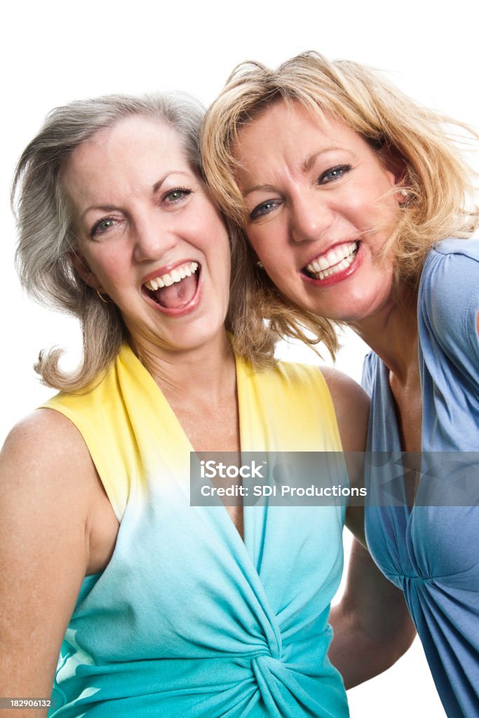 Femmes d'âge mûr heureuse ensemble sur un arrière-plan blanc - Photo de Bien-être libre de droits