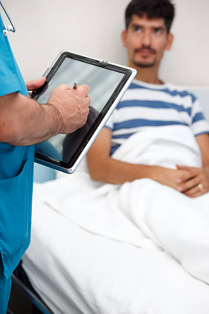 tablet pc - doctor electronic organizer healthcare and medicine patient zdjęcia i obrazy z banku zdjęć