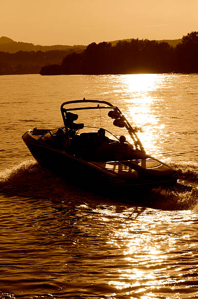 wakeboardboat - wakeboarding motorboating extreme sports waterskiing fotografías e imágenes de stock