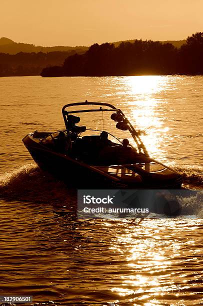 Wakeboardboat - Fotografie stock e altre immagini di Lago - Lago, Motoscafo da competizione, Acqua