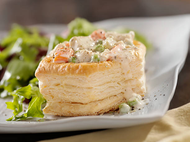 frango a la king em massa folhada shell - vol au vent imagens e fotografias de stock