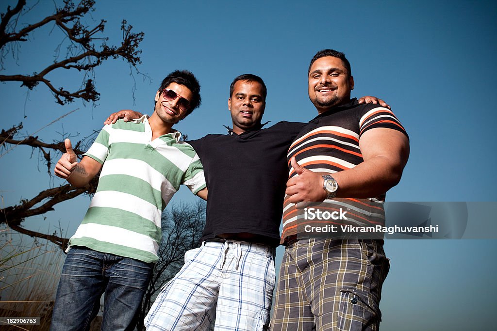 Três jovens amigos homens indianos asiático com polegares para cima O sinal - Foto de stock de 18-19 Anos royalty-free