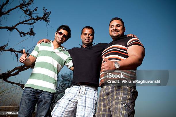 Foto de Três Jovens Amigos Homens Indianos Asiático Com Polegares Para Cima O Sinal e mais fotos de stock de 18-19 Anos