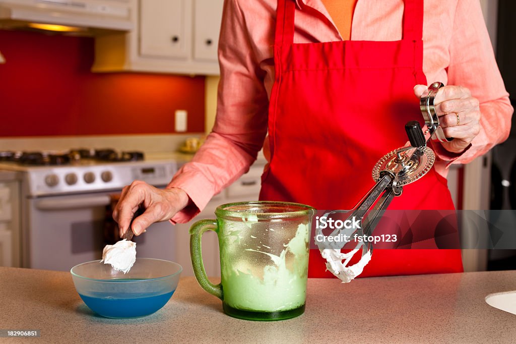 Femme âgée dans la cuisine faire de la crème fraîche. - Photo de Adulte libre de droits