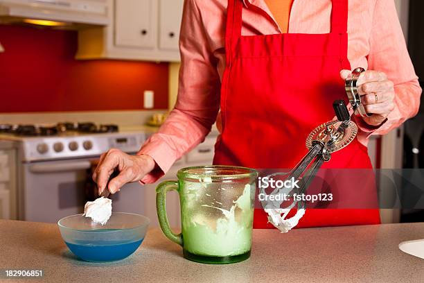 Photo libre de droit de Femme Âgée Dans La Cuisine Faire De La Crème Fraîche banque d'images et plus d'images libres de droit de Adulte