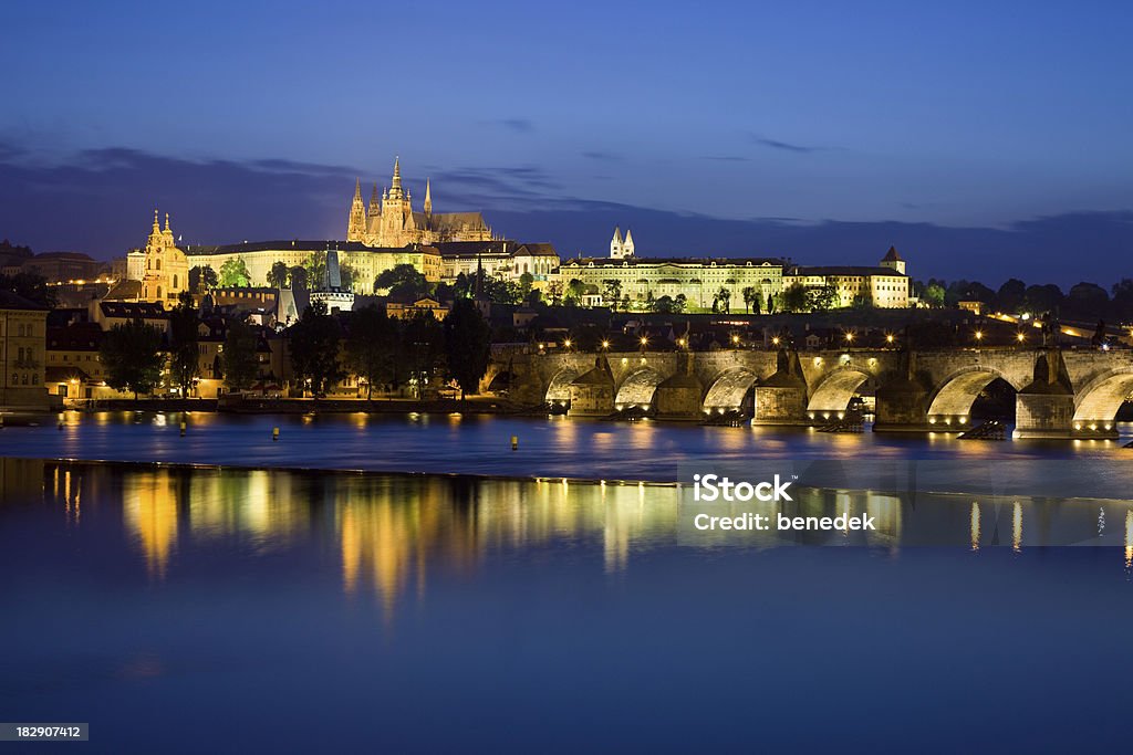Prag, Karlsbrücke Stadt Reflektionen - Lizenzfrei Abenddämmerung Stock-Foto