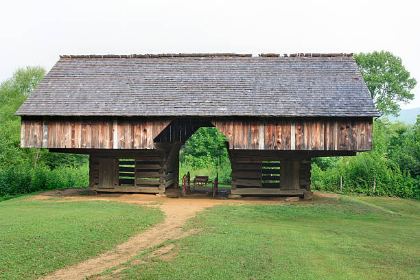 istock Smoky Mountain Cantilever Barn 182907446
