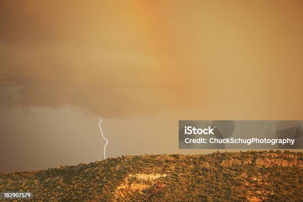 Odważna Podczas Rainbow Z Widokiem Na Zachód Słońca - zdjęcia stockowe i więcej obrazów Błyskawica