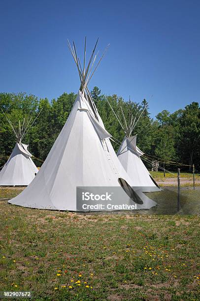 Photo libre de droit de Native Dwellingsteepees banque d'images et plus d'images libres de droit de Camping - Camping, Canada, Communauté