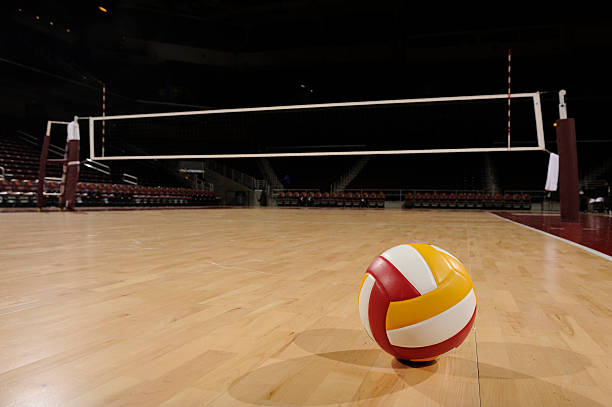 volleyball in einem leeren fitnessraum - volleyball sport floor ball stock-fotos und bilder