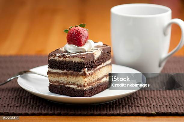 Dessert Di Torta Al Cioccolato Con Caffè - Fotografie stock e altre immagini di Alimentazione non salutare - Alimentazione non salutare, Caffè - Bevanda, Cibi e bevande