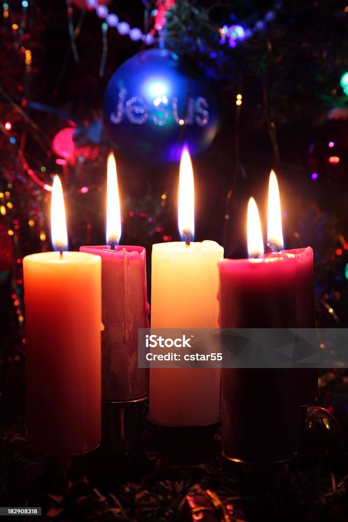 Religião: Jesus Bola de Árvore de Natal com o advento velas - Foto de stock de Advento royalty-free