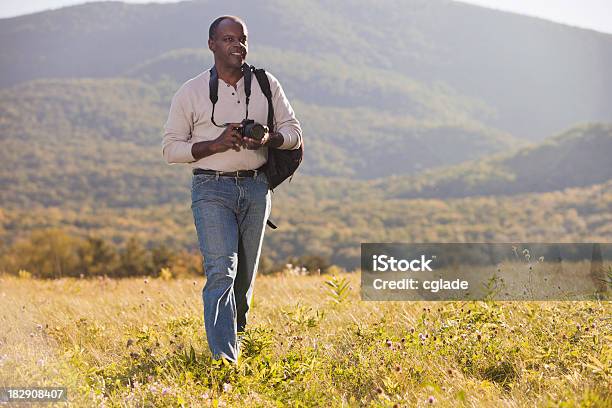 Photo libre de droit de Photographe À La Recherche De La Photo banque d'images et plus d'images libres de droit de Marcher - Marcher, Hommes, Afro-américain