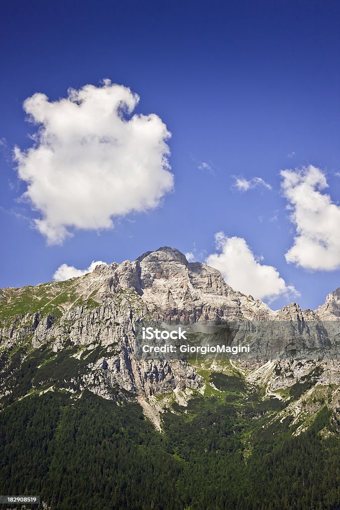 Dolomiti del Brenta montanhas Dolomitas no verão - Foto de stock de Alpes europeus royalty-free