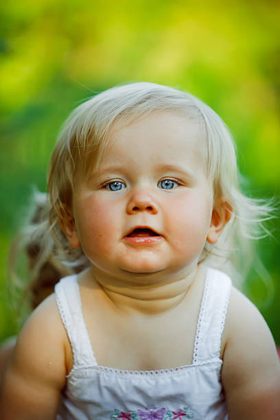 портрет милый ребенок - baby thinking light content стоковые фото и изображения