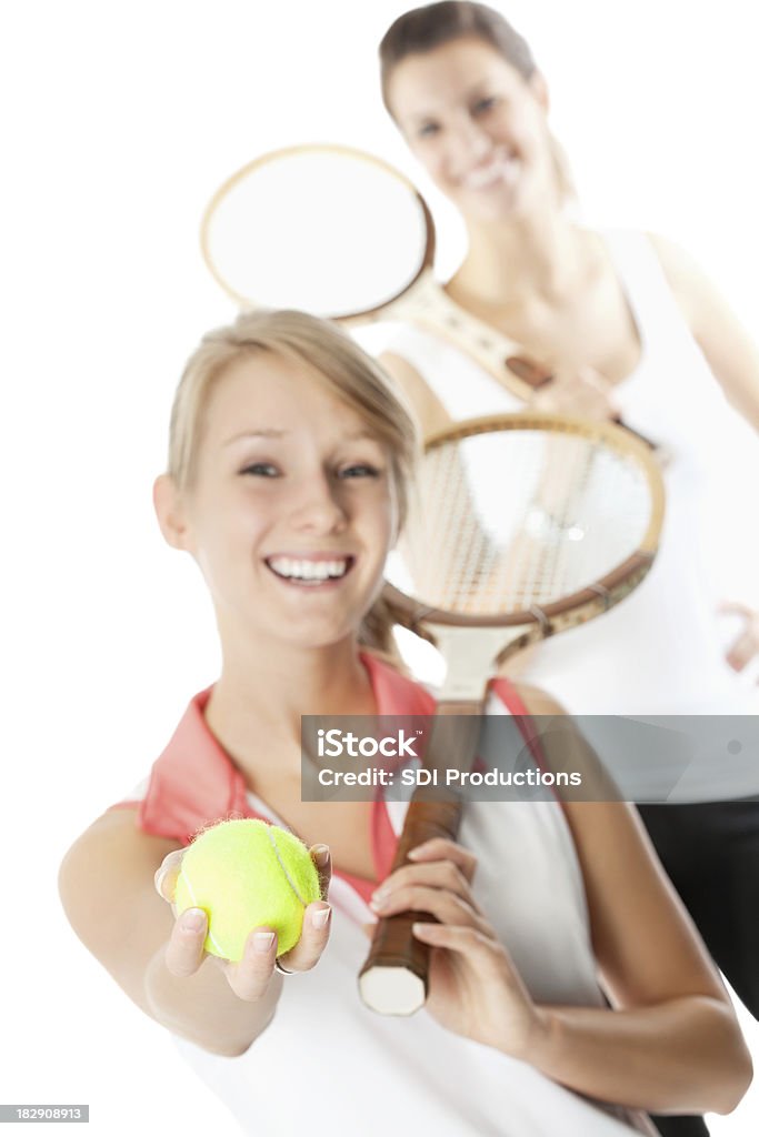 Felice giovani tennisti, impugnando una palla fuori - Foto stock royalty-free di Adulto