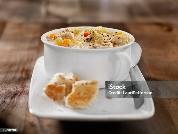 Rueda Sopa De Pollo Con Fideos Con Pan Crujiente Foto de stock y más banco de imágenes de Grande - Grande, Pasta, Plato - Vajilla